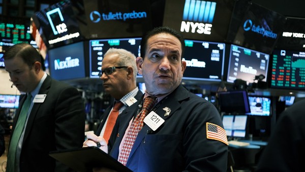 Giới đầu tư mạnh tay bắt đáy